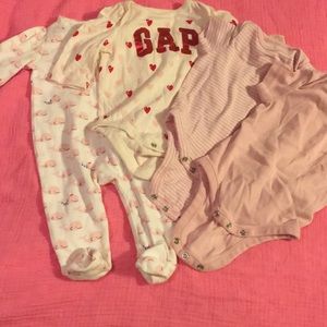 Gap bundle of onesies and one footie